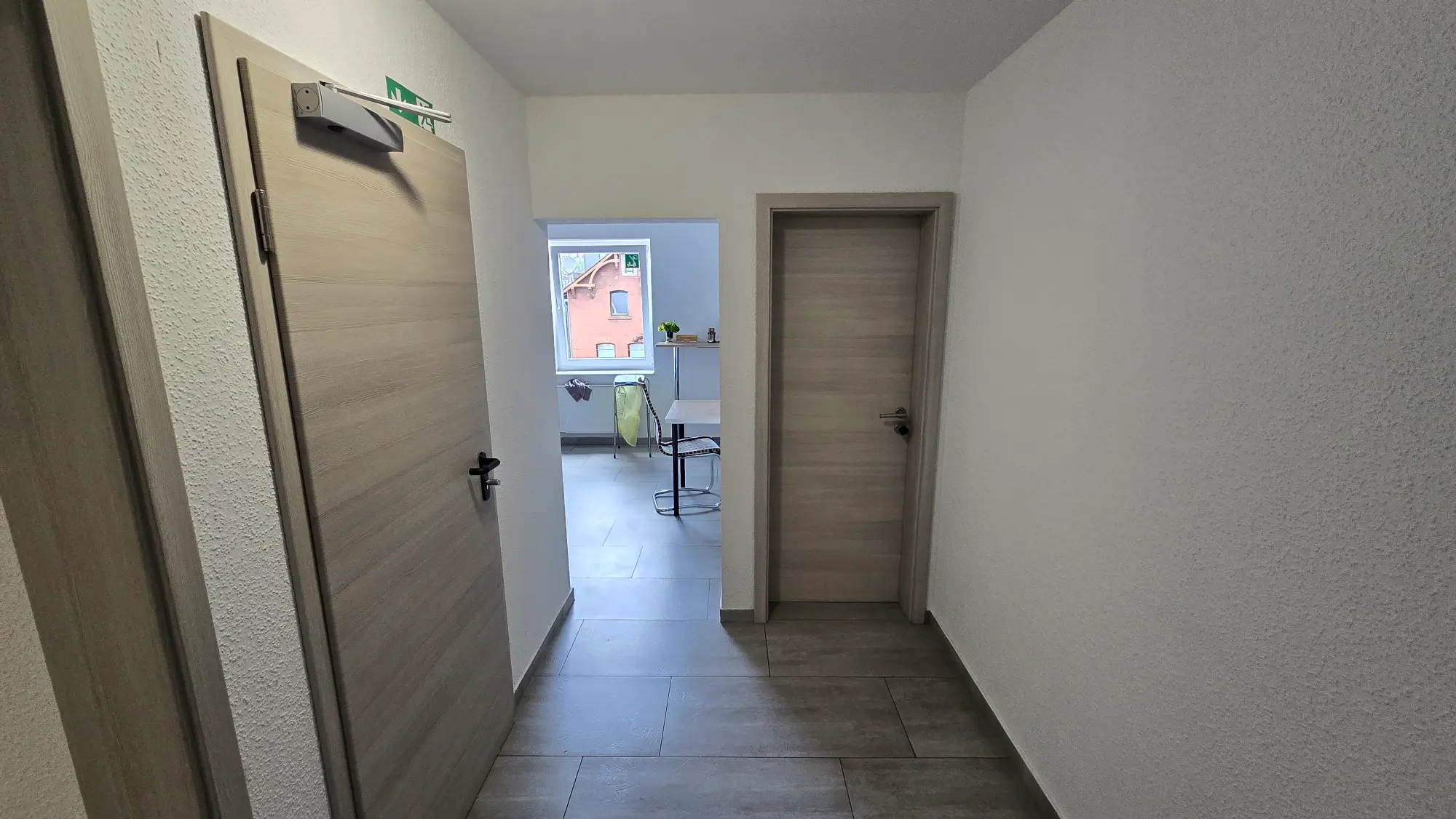 6-Personen-Unterkunft mit Balkon & Smartlock - property photo 1